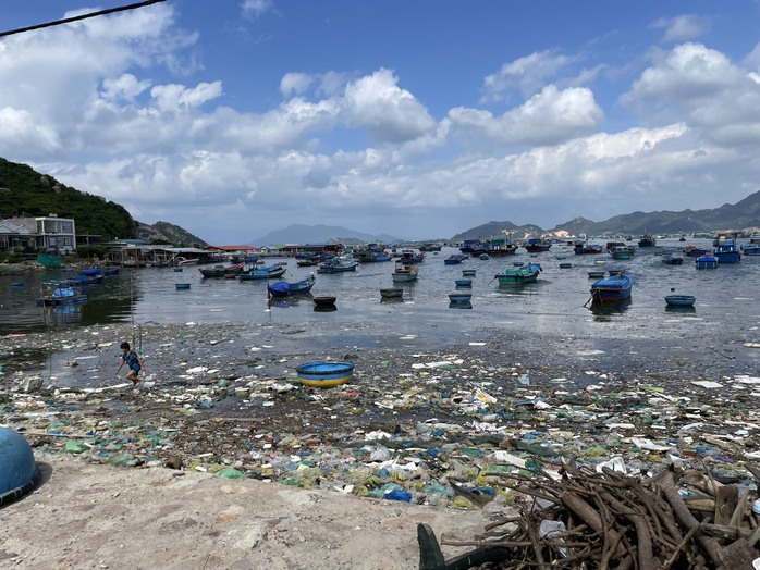 Đảo du lịch Bình Ba ngập rác thải - Ảnh 1.