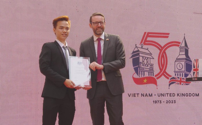 Tác phẩm của nam sinh TP HCM được chọn làm logo 50 năm quan hệ Anh - Việt Nam - Ảnh 1.