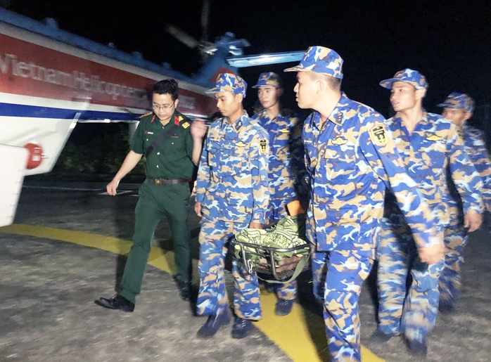 Vượt mưa giông, trực thăng đưa ngư dân đột quỵ não từ đảo vào đất liền điều trị - Ảnh 1.