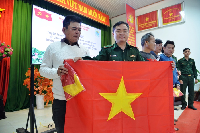 Trao 10.000 cờ Tổ quốc cho ngư dân Quảng Ngãi - Ảnh 2.