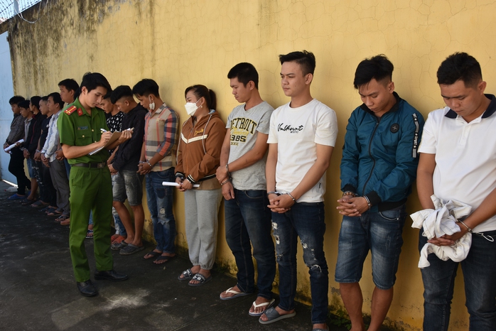 CLIP: Bắt giữ 18 đối tượng l&agrave;m loạn khi 1 phụ nữ bị đ&aacute;nh tại vựa m&iacute;t - Ảnh 2.