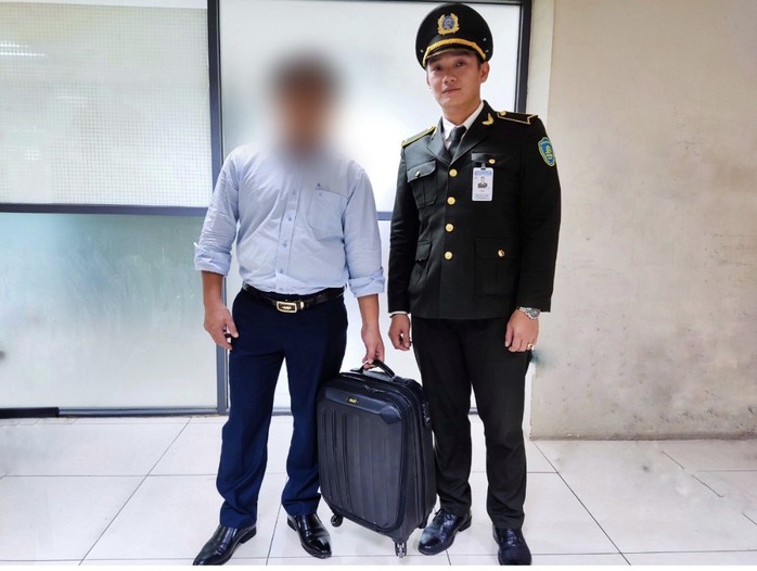 Nam hành khách bỏ quên chiếc vali chứa 500 triệu đồng ở sân bay Nội Bài  - Ảnh 1.