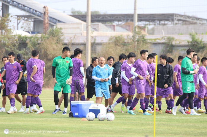 HLV Park Hang-seo cho học trò xem chung kết World Cup 2022 - Ảnh 1.