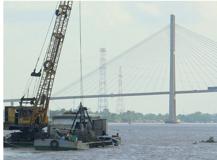 Cầu Mỹ Thuận, cầu Cần Thơ đang bị đe đoạ - Ảnh 2.