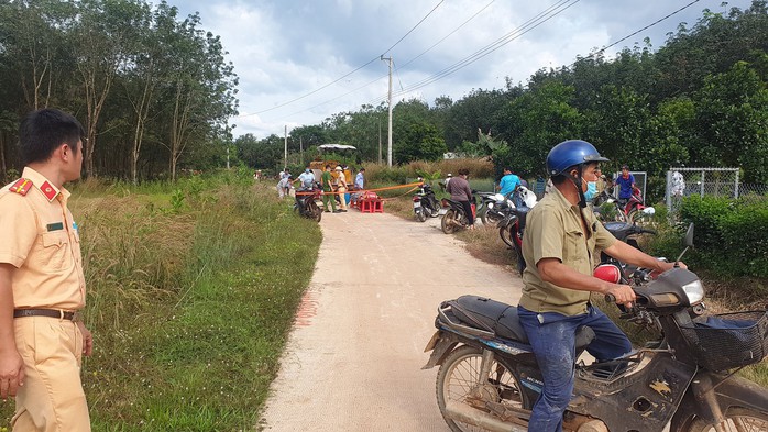 Va chạm xe lu, hai mẹ con đi xe máy tử vong - Ảnh 1.