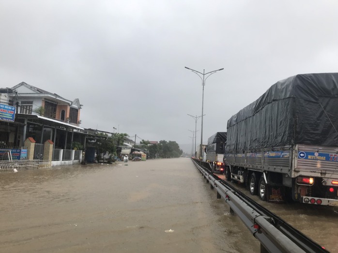 Mưa lớn, một người mất tích, Quốc lộ 1 qua Thừa Thiên - Huế nhiều đoạn bị ngập - Ảnh 1.