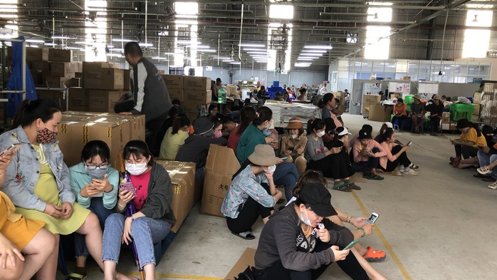 Đà Nẵng: Sợ công ty bỏ rơi, hàng trăm công nhân thất thểu đòi quyền lợi - Ảnh 3.