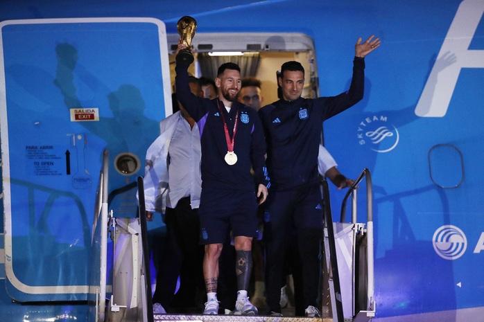 Messi gặp sự cố hy hữu khi diễu hành ăn mừng tại Argentina - Ảnh 3.