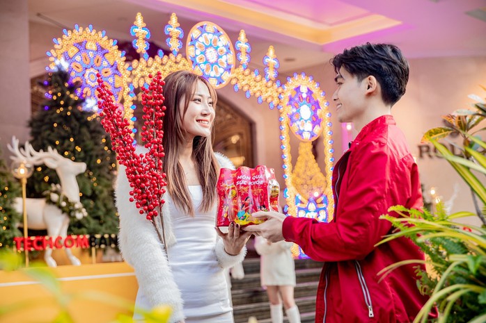 Phố lên đèn, Gen Z lên đồ rực rỡ đón Giáng sinh cùng món quà thanh nhiệt đặc biệt - Ảnh 7. Phố lên đèn, Gen Z lên đồ rực rỡ đón Giáng sinh cùng món quà thanh nhiệt đặc biệt - Ảnh 7.