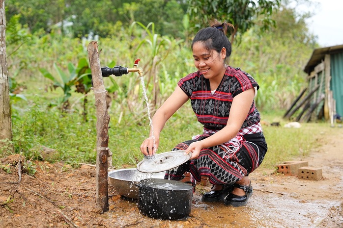Người dân vùng núi Thừa Thiên - Huế vui mừng vì có nước sạch - Ảnh 1.