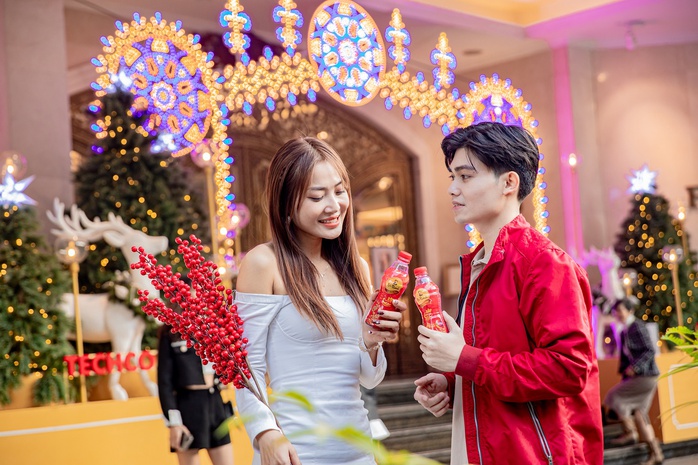 Phố lên đèn, Gen Z lên đồ rực rỡ đón Giáng sinh cùng món quà thanh nhiệt đặc biệt - Ảnh 2. Phố lên đèn, Gen Z lên đồ rực rỡ đón Giáng sinh cùng món quà thanh nhiệt đặc biệt - Ảnh 2.
