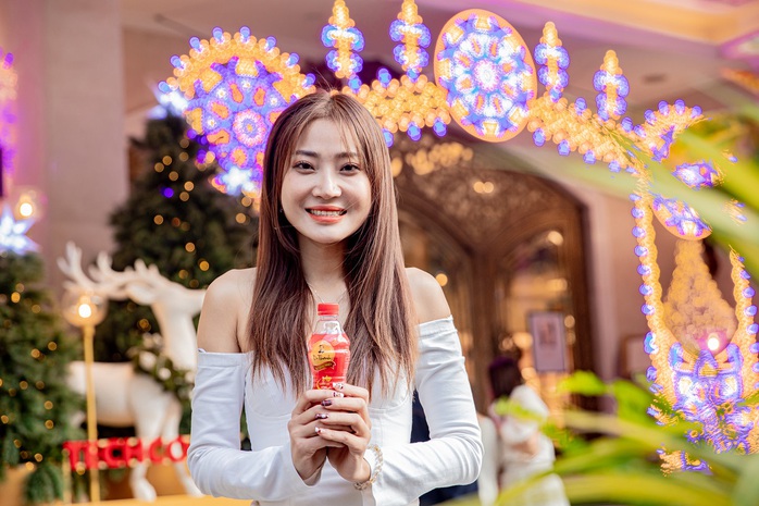 Phố lên đèn, Gen Z lên đồ rực rỡ đón Giáng sinh cùng món quà thanh nhiệt đặc biệt - Ảnh 3. Phố lên đèn, Gen Z lên đồ rực rỡ đón Giáng sinh cùng món quà thanh nhiệt đặc biệt - Ảnh 3.