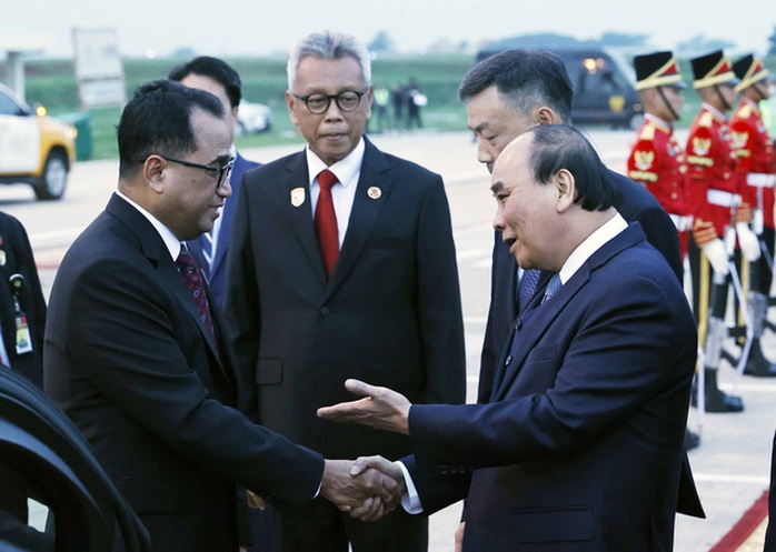 Chủ tịch nước Nguyễn Xuân Phúc bắt đầu thăm Indonesia - Ảnh 3.
