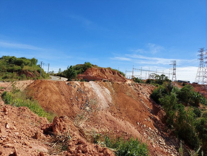 Đổ trái phép chục ngàn m3 đất thải tại dự án do EVN làm chủ đầu tư - Ảnh 1.