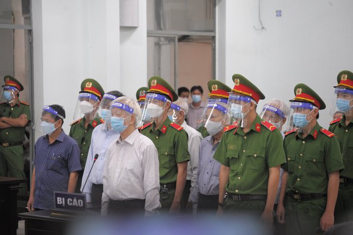 Ba cựu lãnh đạo tỉnh Khánh Hòa lại hầu tòa - Ảnh 1.