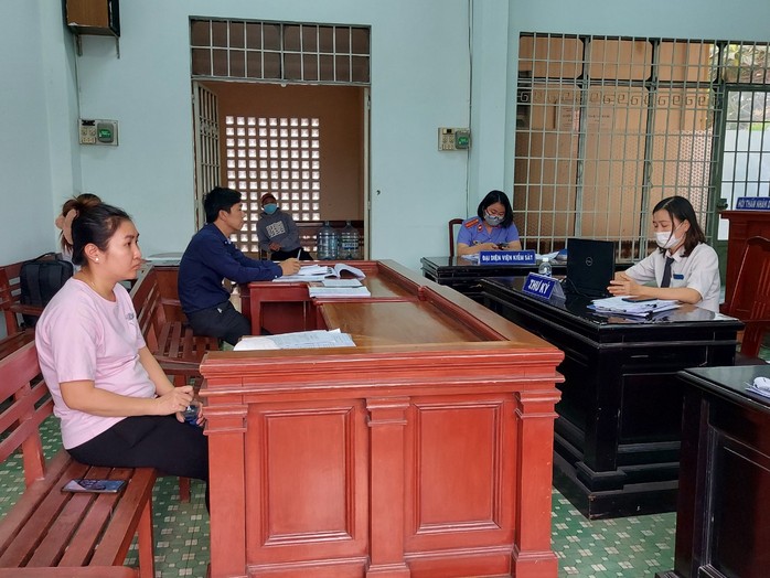 Phiên xét xử bất thường tại TAND huyện Hóc Môn, TP HCM - Ảnh 1.