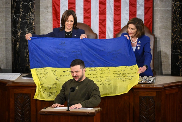 Tiết lộ món quà đặc biệt tổng thống Ukraine tặng tổng thống Mỹ - Ảnh 3.