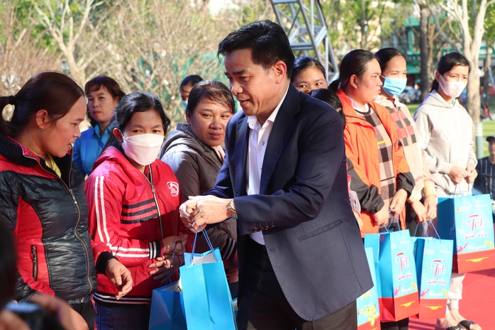 Tỉnh Quảng Nam hỗ trợ 500 triệu đồng để Công đoàn lo Tết cho công nhân- Ảnh 1. Tỉnh Quảng Nam hỗ trợ 500 triệu đồng để Công đoàn lo Tết cho công nhân- Ảnh 1.