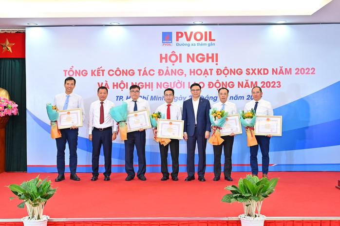 PVOIL: Doanh thu hợp nhất lần đầu tiên vượt mốc 100.000 tỉ đồng - Ảnh 4. PVOIL: Doanh thu hợp nhất lần đầu tiên vượt mốc 100.000 tỉ đồng - Ảnh 4.