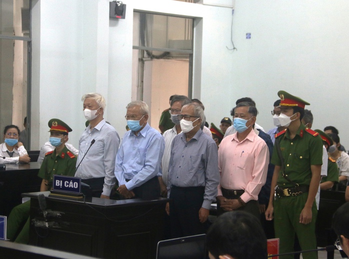 Xét xử vụ án BT Trường Chính trị Khánh Hòa: Cựu chủ tịch Lê Đức Vinh vắng mặt - Ảnh 1.