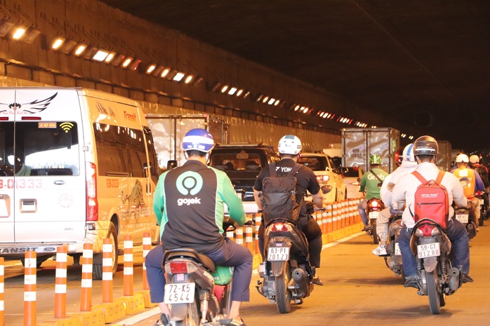 Nguyên nhân hầm sông Sài Gòn ùn ứ ôtô vào sáng và trưa nay - Ảnh 3.