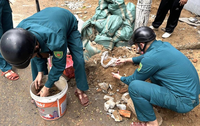 Tá hỏa phát hiện 10 quả lựu đạn dưới vỉa hè tại Đà Nẵng - Ảnh 1.
