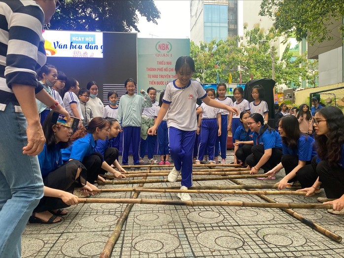 Học hoạt động trải nghiệm... trên giấy - Ảnh 1.