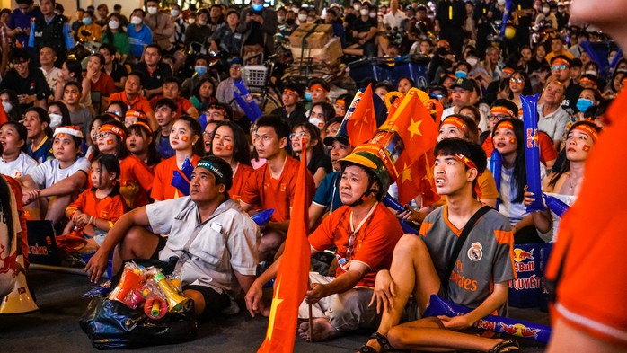 PS ảnh: Cổ động viên TP HCM ngất ngây với chiến thắng Việt Nam - Malaysia 3-0 - Ảnh 1.