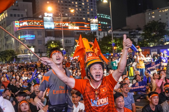 PS ảnh: Cổ động viên TP HCM ngất ngây với chiến thắng Việt Nam - Malaysia 3-0 - Ảnh 8.