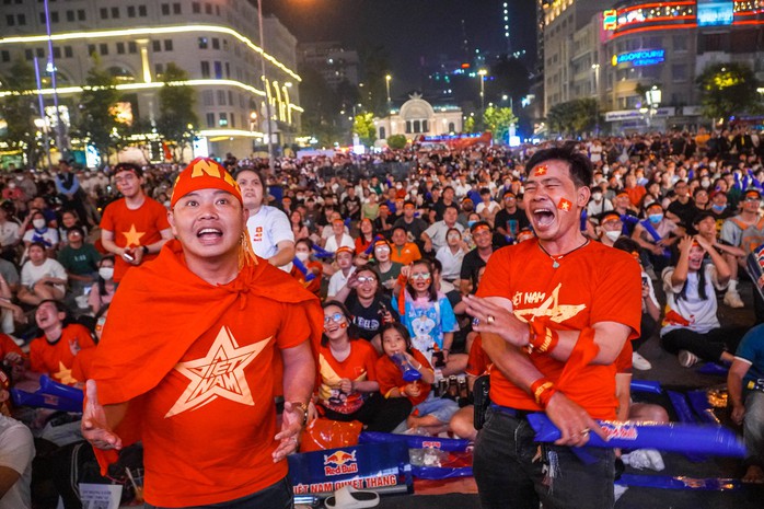 PS ảnh: Cổ động viên TP HCM ngất ngây với chiến thắng Việt Nam - Malaysia 3-0 - Ảnh 6.