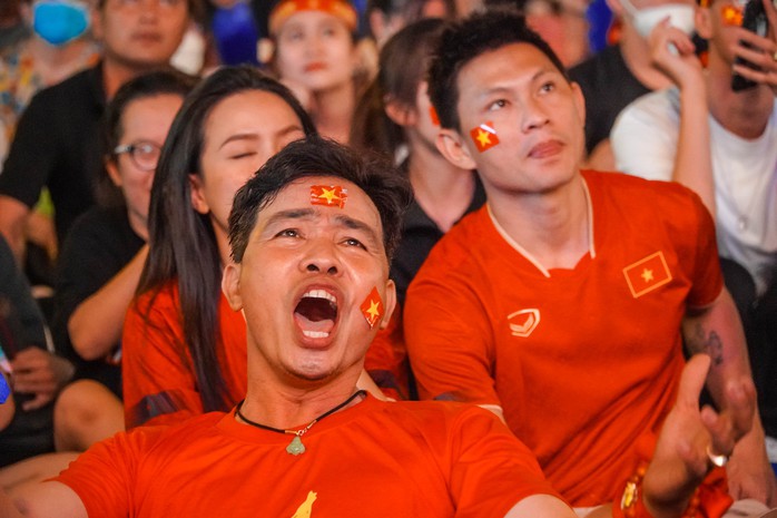PS ảnh: Cổ động viên TP HCM ngất ngây với chiến thắng Việt Nam - Malaysia 3-0 - Ảnh 7.