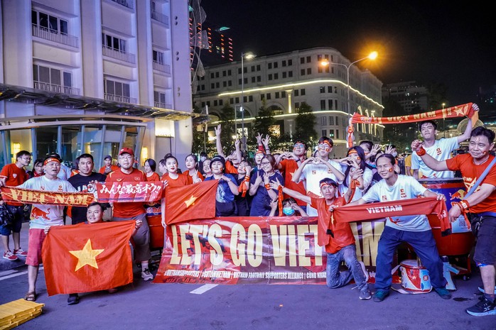 PS ảnh: Cổ động viên TP HCM ngất ngây với chiến thắng Việt Nam - Malaysia 3-0 - Ảnh 10.