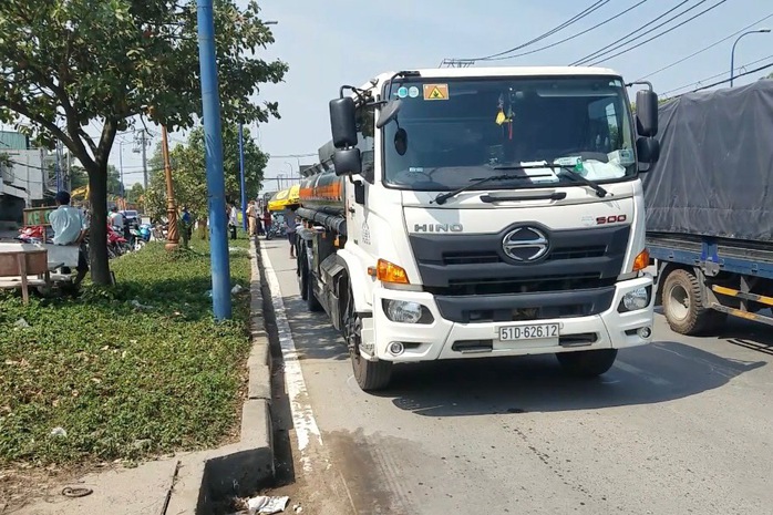 Băng qua đường, cụ bà ở Bình Chánh bị xe bồn cán tử vong - Ảnh 1.