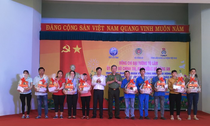 Bộ trưởng Tô Lâm thăm và tặng quà tết công nhân, hộ nghèo ở Tây Ninh - Ảnh 2.
