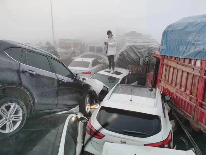 Trung Quốc: 200 xe cộ “chất chồng” lên nhau trên một cây cầu - Ảnh 1.
