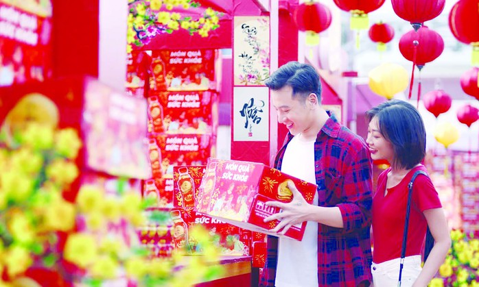 Người trẻ chọn quà gì cho gia đình ngày Tết? - Ảnh 1. Người trẻ chọn quà gì cho gia đình ngày Tết? - Ảnh 1.