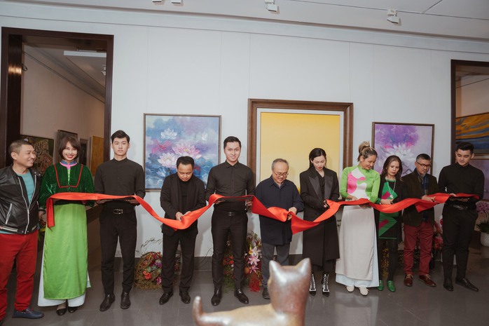 NSND Đặng Thái Sơn chúc mừng giám tuyển của triển lãm Mèo du Xuân - Ảnh 1.
