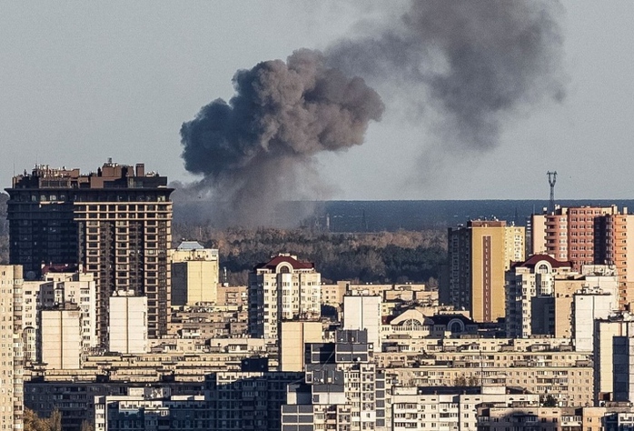 Ukraine nói hứng hơn 120 tên lửa trong một buổi sáng - Ảnh 1.