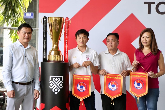 Hào hứng ra mắt cúp AFF Cup 2022 tại TP HCM - Ảnh 1.