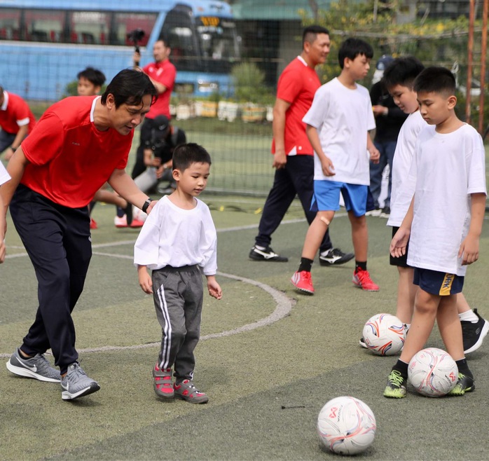 Hào hứng ra mắt cúp AFF Cup 2022 tại TP HCM - Ảnh 4.