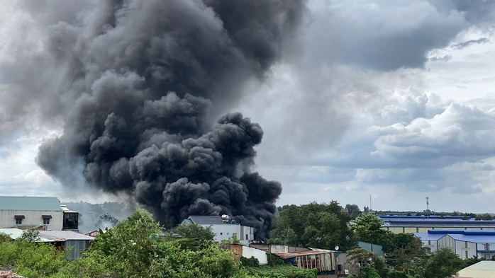 CLIP: Khói lửa ngùn ngụt kèm tiếng nổ lớn trong xưởng ở Đồng Nai - Ảnh 5.