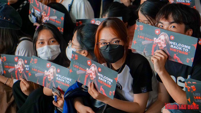 Hình ảnh fan Việt chào đón CL (2NE1) tại sân bay Tân Sơn Nhất - Ảnh 2.