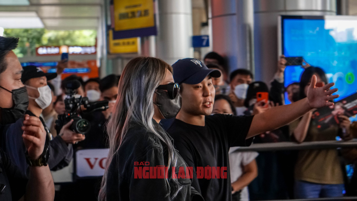 Hình ảnh fan Việt chào đón CL (2NE1) tại sân bay Tân Sơn Nhất - Ảnh 10.