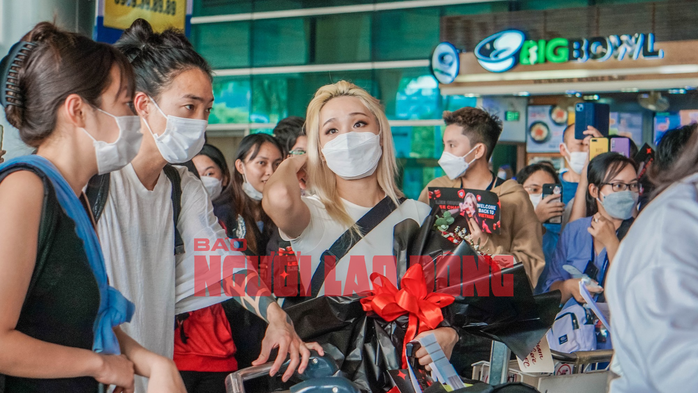 Hình ảnh fan Việt chào đón CL (2NE1) tại sân bay Tân Sơn Nhất - Ảnh 11.