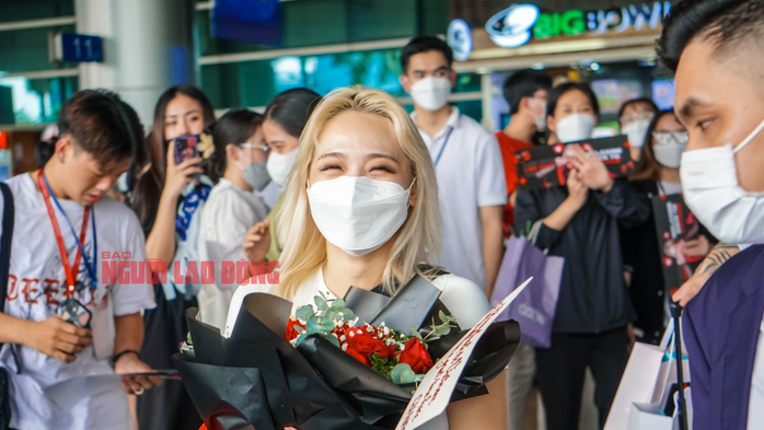 Hình ảnh fan Việt chào đón CL (2NE1) tại sân bay Tân Sơn Nhất - Ảnh 12.
