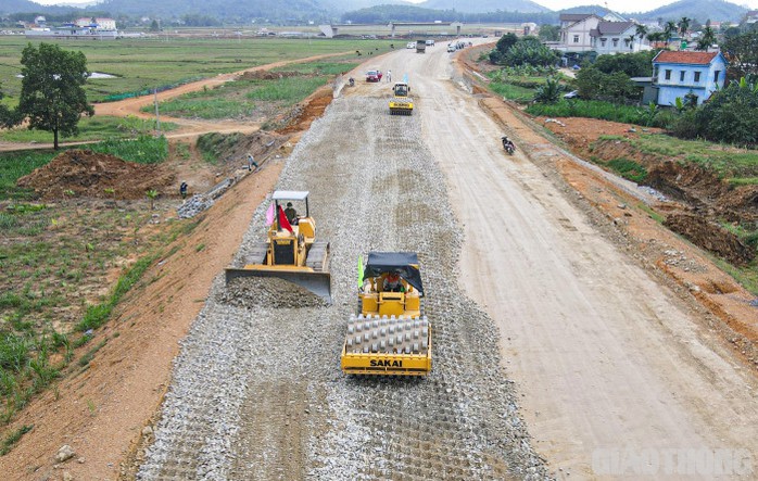 Bộ Giao thông vận tải báo cáo gì với Thủ tướng về chỉ định thầu cao tốc Bắc - Nam? - Ảnh 1.