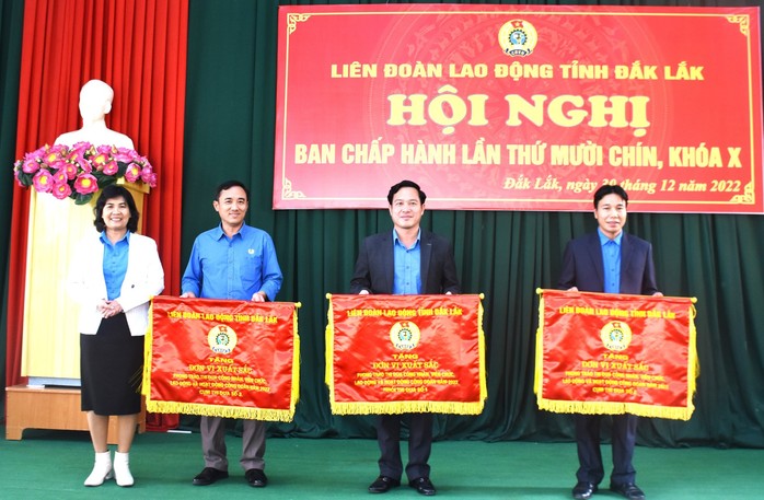 Công đoàn Đắk Lắk thăm hỏi, tặng quà 33.000 lượt đoàn viên khó khăn - Ảnh 2.