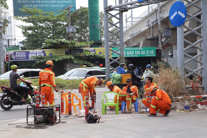 Dọn dẹp “lô cốt” để đón Tết dương lịch ở TP HCM - Ảnh 4.