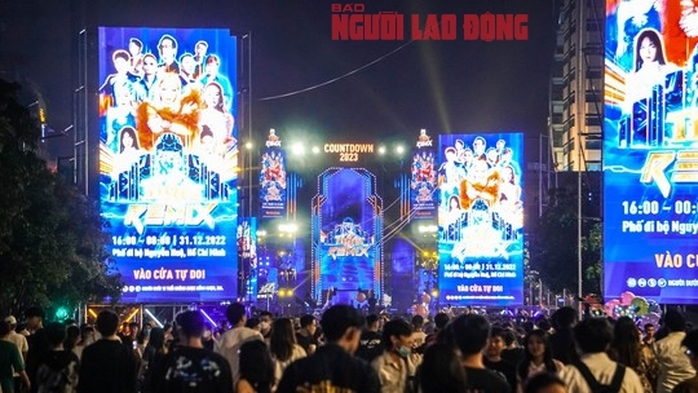 TP HCM: Hàng ngàn người phủ kín phố đi bộ Nguyễn Huệ chờ đón năm mới 2023 - Ảnh 2.