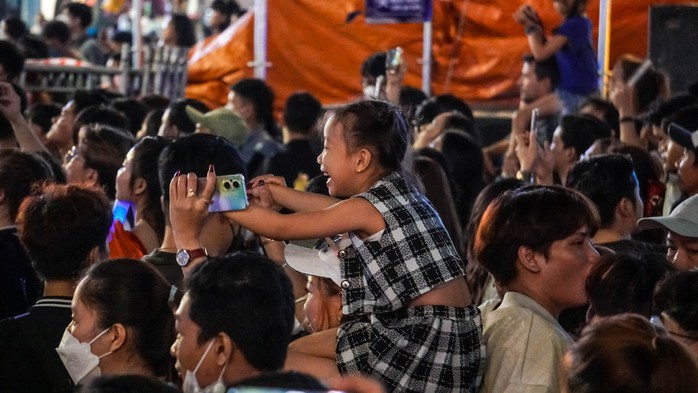 TP HCM: Hàng ngàn người phủ kín phố đi bộ Nguyễn Huệ chờ đón năm mới 2023 - Ảnh 10.